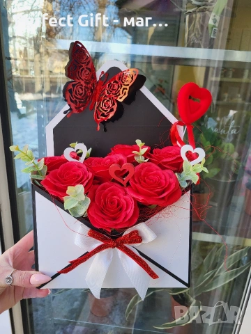 Подаръчна кутия - плик с вечни рози