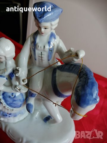 Стара Френска Порцеланова  Статуетка , Двойка с Кон, снимка 3 - Антикварни и старинни предмети - 43112431