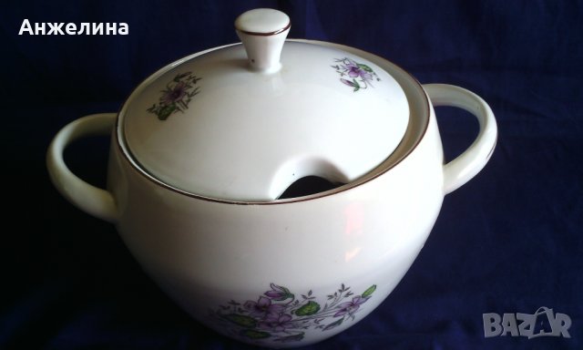 Красив порцеланов супник с теменужки от 80 те години. 2,5 литра.