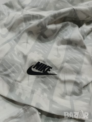 Нова Тениска Nike Repeat Tee Размер L, снимка 3 - Тениски - 43475460