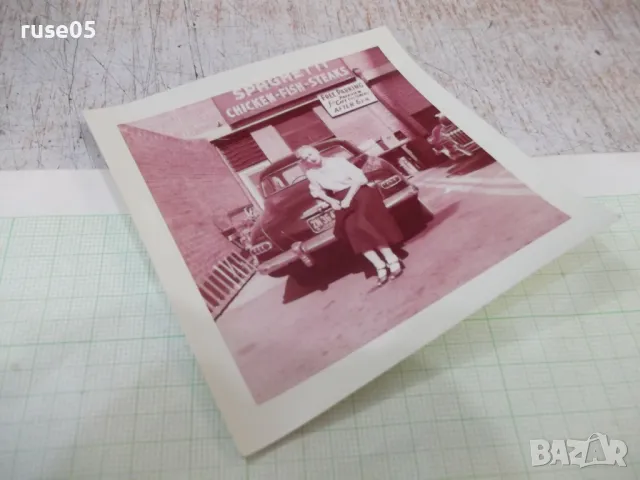 Снимка стара на жена пред колата в Америка - 2, снимка 3 - Колекции - 47823894