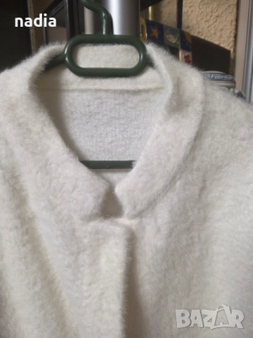 Кашмирена жилетка бяла с пух