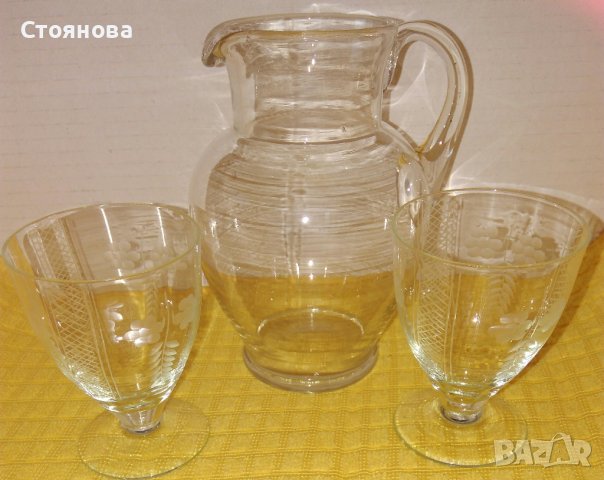 Стъклена каничка и шише за алкохол с чашки