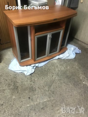 Телевизионен шкаф с телевизор