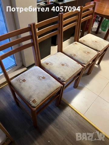 Продавам четири дървени стола за хранене.