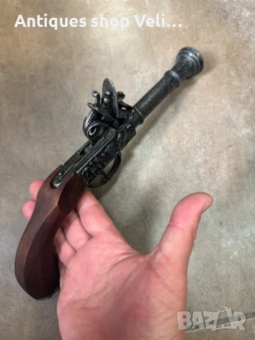 Чифт декоративни пищови №6958 Чифт кремъчни пистолети изработени от метал с дървен приклад. Механизм, снимка 4 - Други ценни предмети - 50419836