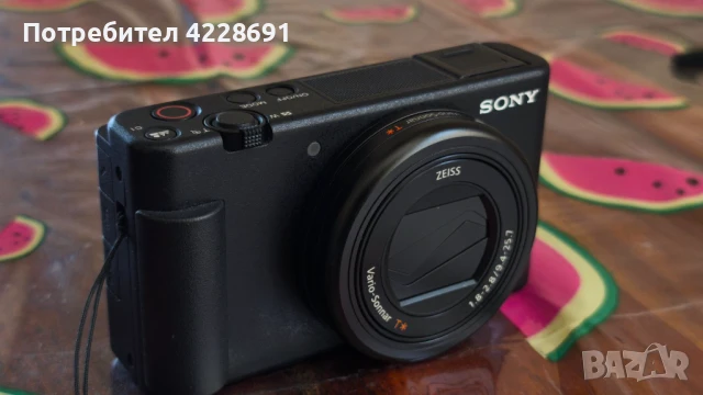 Пълен комплект фотоапарат за влогинг Sony ZV-1 + аксесоар Sony GP-VPT2BT+микрофони+фоточанта , снимка 1