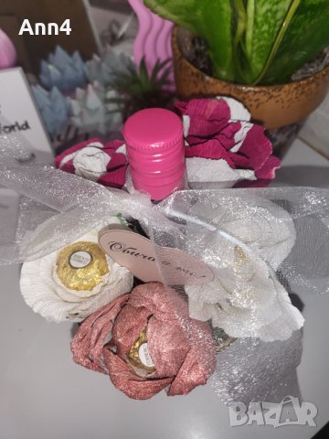 Букет от вечни цветя с бонбони и бутилка розе 