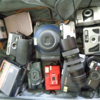 Продавам един куфар с фотоапарати , светкавици , обектив и куфар., снимка 5 - Фотоапарати - 44877901