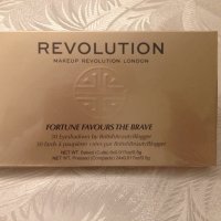 Makeup REVOLUTION London Палитра с 30 сенки за очи, огледало и четка, снимка 1 - Декоративна козметика - 36585101