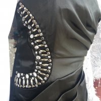 РАЗПРОДАЖБА- 30% Черна рокля с отворени рамене, украсена с камъчета , снимка 2 - Рокли - 27360732