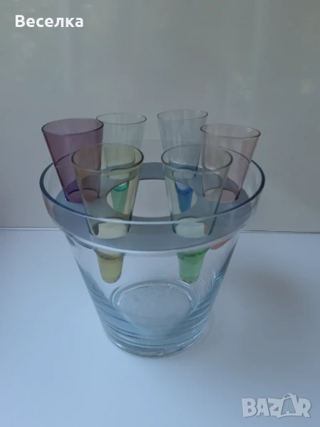 Комплект 6 бр цветни чашки за аперитив + кофичка за лед и място за бутилка., снимка 1