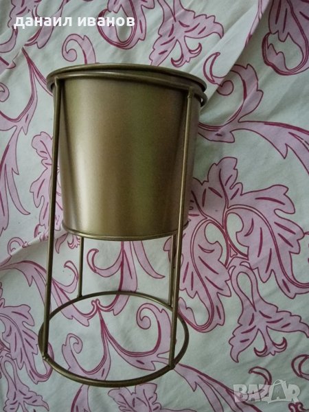 Златна кашпа 10 см.със стойката 18 см, снимка 1