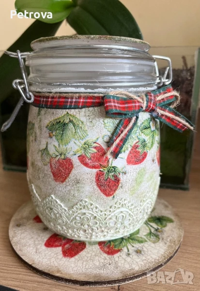 Буркан с дървена подложка, декупаж., снимка 1