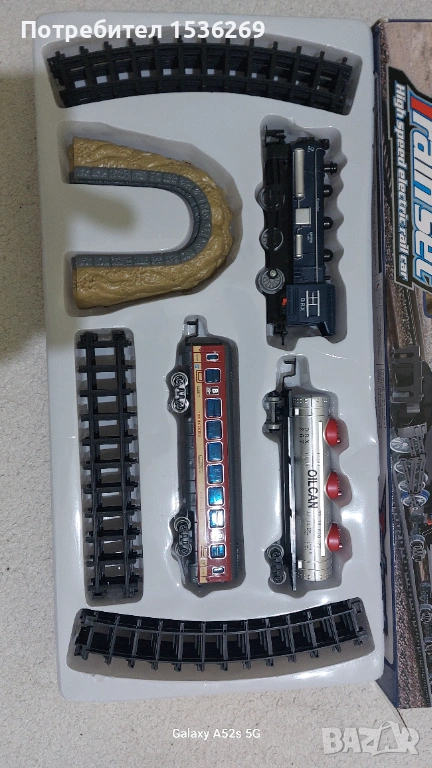 Влак с локомотив и вагони цистерна електрически, снимка 1