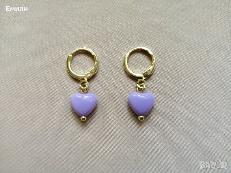 Дамски обеци в златист цвят с висулки лилави сърчица , снимка 1