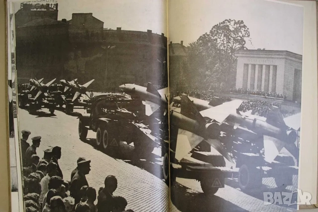 "25 години българска народна армия" - голяма книга-албум, снимка 9 - Енциклопедии, справочници - 52938014