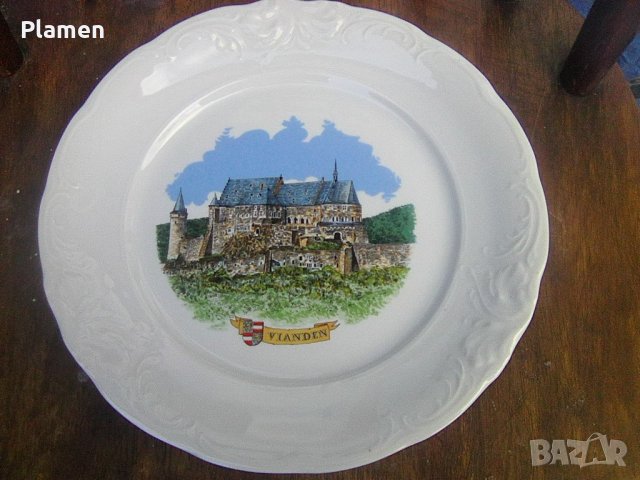 Красива порцеланова западно - германска чиния със замък става и за стена