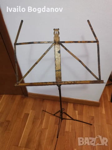 Стара метална стойка за ноти