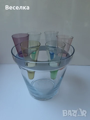 Комплект 6 бр цветни чашки за аперитив + кофичка за лед и място за бутилка.