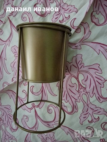 Златна кашпа 10 см.със стойката 18 см, снимка 1