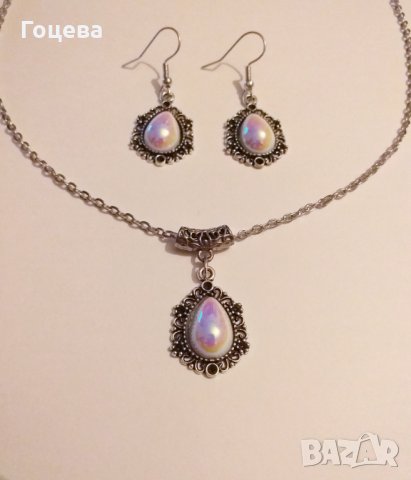 Красив комплект бижута във Викториански стил с перлен преливащ кабошон и основа в цвят Сребро 