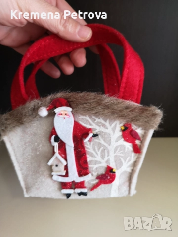 Нова Декоративна коледна кошница, изработена от филц, с апликации на Дядо Коледа и червени кардинали, снимка 2 - Декорация за дома - 52646229