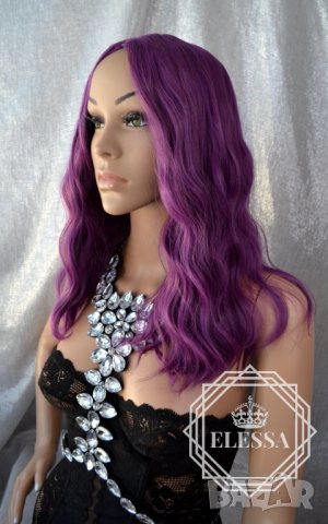 Пурпурно Лилава Средно Дълга Чуплива Перука Мортиша КОД 7183, снимка 6 - Аксесоари за коса - 38316453