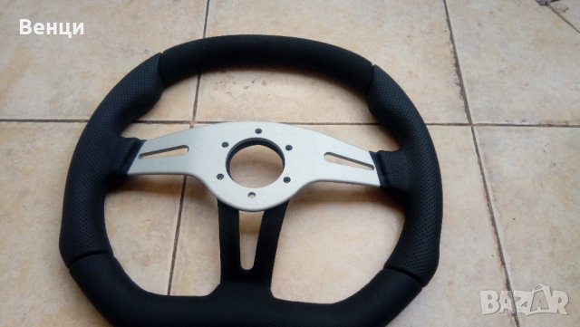    Оригинален спортен волан MOMO Trek TRK 35B K0B 350 мм. естествена кожа., снимка 7 - Аксесоари и консумативи - 35650318