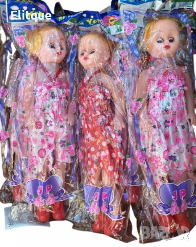 Красива кукла с елегантна флорална рокля