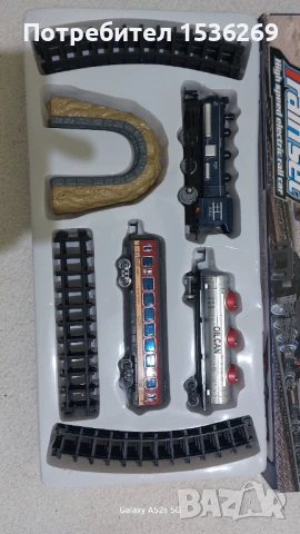 Влак с локомотив и вагони цистерна електрически