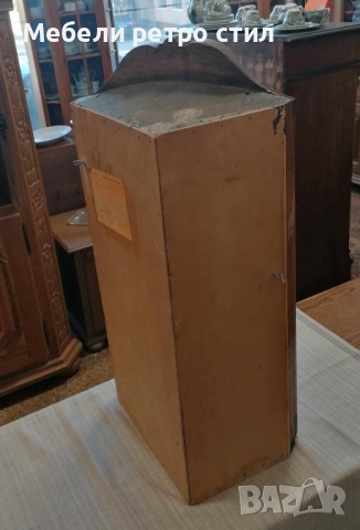 Красива ъглова витрина  от дърво, с декоративна дърворезба в горната част., снимка 6 - Шкафове - 52415443