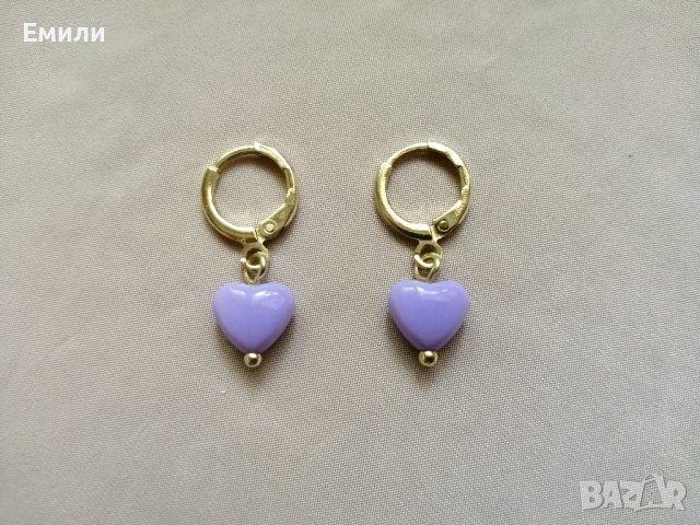 Дамски обеци в златист цвят с висулки лилави сърчица , снимка 1 - Обеци - 43823742