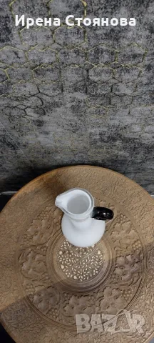 Елегантна и стилна ваза в млечно бял цвят с акцент дръжка тип ухо в черно, снимка 2 - Вази - 49377348