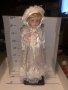 продавам стара порцеланова кукла 30 см на поствка, снимка 2