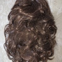 Тъмнокестенява средно дълга нова чуплива перука , снимка 5 - Аксесоари за коса - 40538719