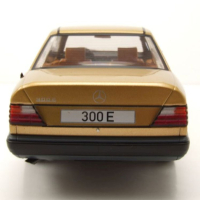 Mercedes 300 E W124 1984 - мащаб 1:18 на MCG моделът е нов в кутия, снимка 7 - Колекции - 44876001