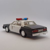 Chevrolet Caprice Metropoliten Police 1987 от филма Терминатор-2 - мащаб 1:43 Greenlight нов в кутия, снимка 4 - Колекции - 44065425