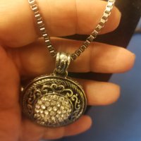 Масивен медальон с камъни, снимка 3 - Колиета, медальони, синджири - 43007256