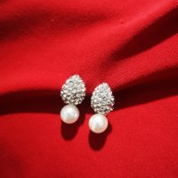 Нови блестящи официални обеци с камъчета и перла сребърен цвят, снимка 2 - Обеци - 43794785