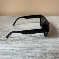 Черни слънчеви очила със златна лента 😎, снимка 5 - Слънчеви и диоптрични очила - 44906644