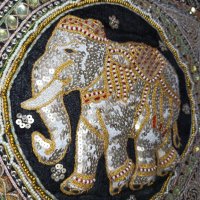 Декоративна възглавничка с релефен слон с пайети, мъниста и камъчета , снимка 2 - Декорация за дома - 43580666