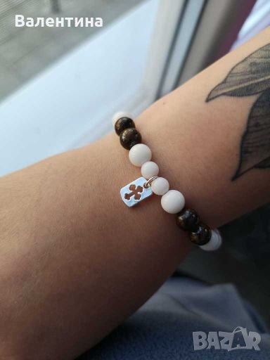 Дамска гривна от бели порцеланови мъниста и 925 сребърна плочка с кръст, снимка 1