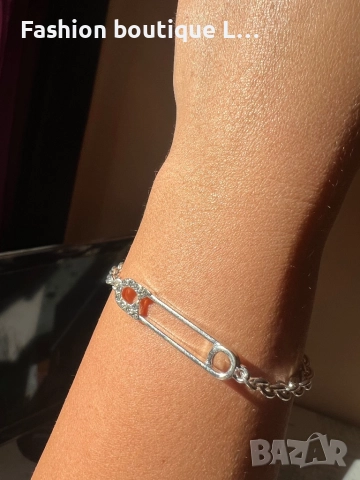 Сребриста гривна с безопасна игла с блестящи камъчета, снимка 3 - Гривни - 52248117