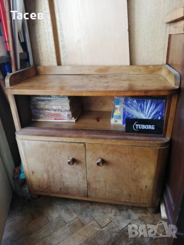 Продавам ретро дървен шкаф със стъклени витрини