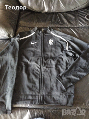 продавам футболно яке на Ювентус от сезон 2014-2015 Чисто ново е.Струва 40 лв размерът му е M