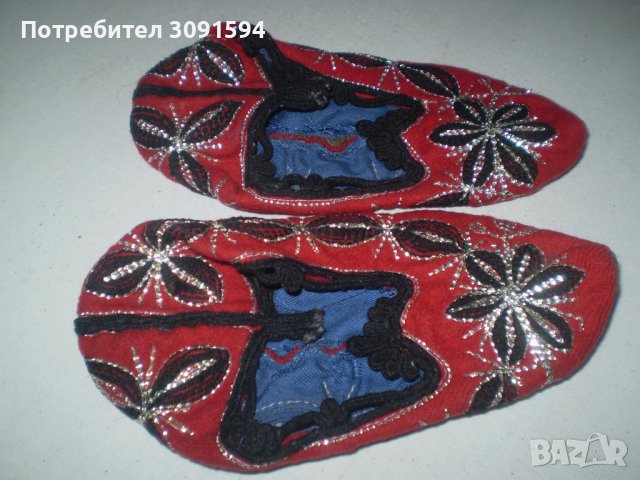 Бродирани Терлици червени с черна и сребриста бродерия Колекционерство Етника, Фолклор Облекло, снимка 2 - Антикварни и старинни предмети - 37331910