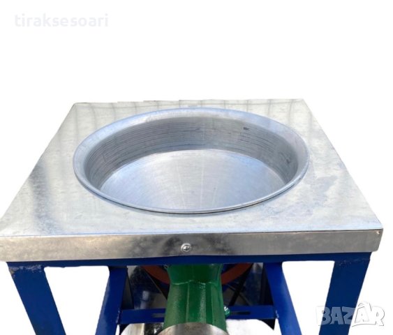 Месомелачка чугунена Румънска №32 с електромотор и метална фуния + плот, снимка 4 - Други инструменти - 42968359