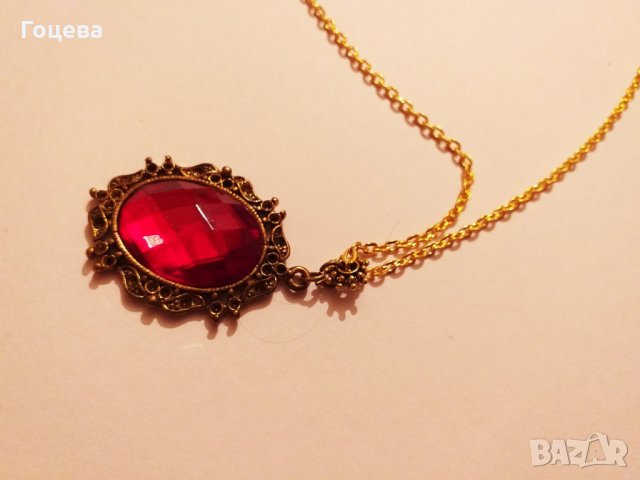 Прелестно колие и медальон с рубинено червен кристал кабошон в цвят антично Злато., снимка 2 - Колиета, медальони, синджири - 27637673