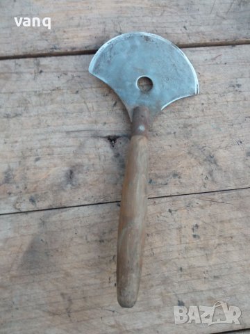 Стар инстромент за рязане на кожа